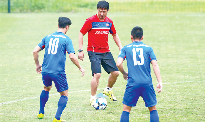 HLV Hữu Thắng (giữa) muốn các học trò cởi bỏ được áp lực khi bước vào thi đấu tại SEA Games 29. Ảnh: VSI.