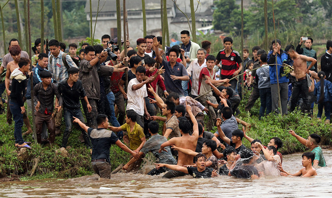 Cảnh thanh niên nhảy xuống ao cướp phết tại xã Hiền Quan, Tam Nông, Phú Thọ chiều ngày 9/2. Ảnh: Nguyễn Hải.