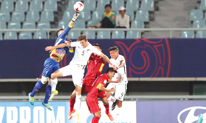 Thủ môn Tiến Dũng (trái) có màn trình diễn được đánh giá cao ở trận ra quân tại giải U20 thế giới. Ảnh: VSI.