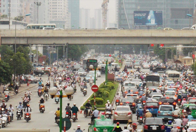 Nút giao thông Lê Văn Lương - Vành đai 3 ùn tắc như nêm, trong khi dự án hầm chui tại đây bị cắt vốn do triển khai chậm. Ảnh: Anh Trọng.