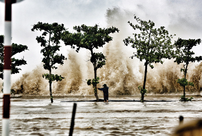 Sóng dữ dội quần thảo tơi tả bãi biển Sầm Sơn. Ảnh: Hồng Vĩnh.