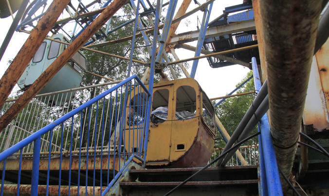 Vòng quay Công viên Tuổi trẻ gỉ sét, bỏ hoang lâu năm.