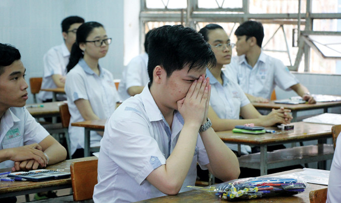 Một thí sinh tại TPHCM căng thẳng trước giờ thi. Ảnh : Nguyễn Dũng.