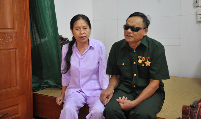 “Cặp đôi nghệ sỹ” Hựu - Nga đang sống vui tuổi già tại Trung tâm điều dưỡng thương bệnh binh huyện Duy Tiên. Ảnh: Xuân Tùng.
