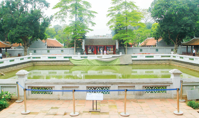 Khu vực giếng Thiên Quang bị xuống cấp nay được tạm gia cố và cảnh báo cho du khách. Ảnh: Toan Toan.