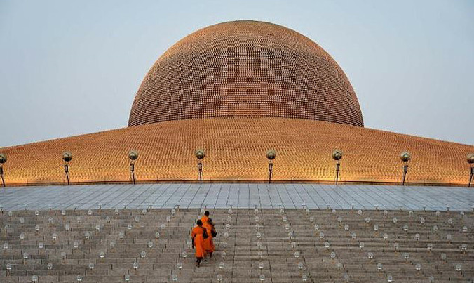 Quân đội Thái lục soát chùa Dhammakaya vào đầu năm nay để bắt vị cựu trụ trì bị cáo buộc rửa tiền. Ảnh: GETTY IMAGES.