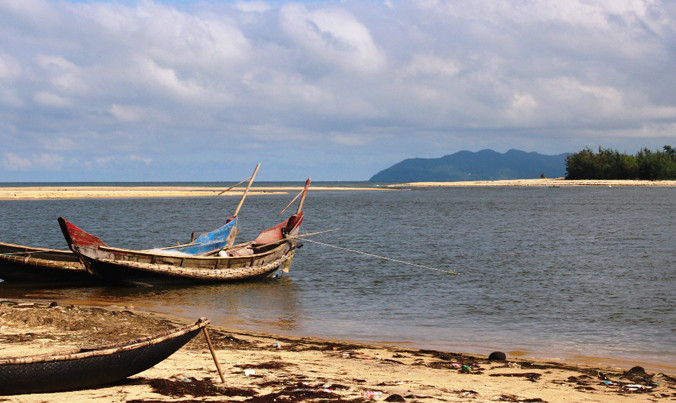 Sau khi hàng trăm nghìn khối cát biển bị hút bán ra nước ngoài, vượt khối lượng “vô tội vạ”, cửa Tư Hiền vẫn tiếp tục bồi tắc.