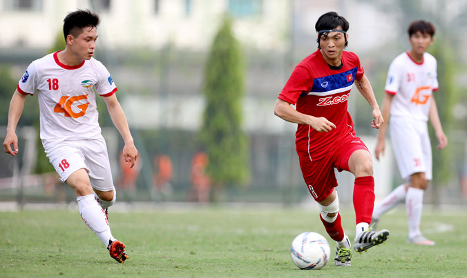 Tuấn Anh (phải) được chờ đợi sẽ có sự kết hợp nhuần nhuyễn với Xuân Trường khi trở lại sau chấn thương. Ảnh: VSI.