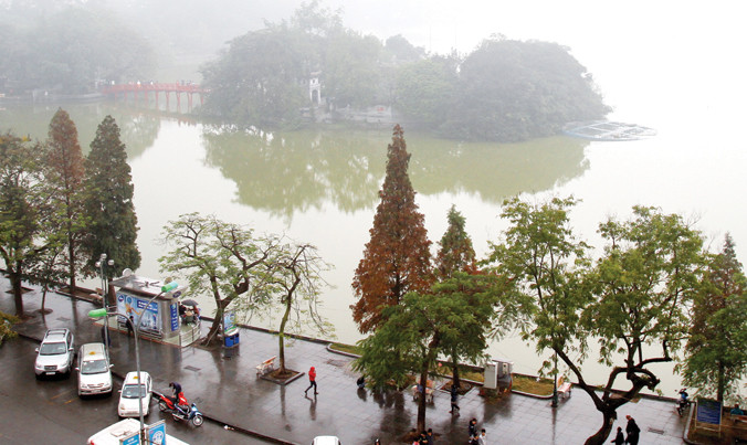 Cơ quan chức năng Hà Nội đang xây dựng kế hoạch nạo vét toàn bộ lớp bùn dưới đáy và xử lý nước hồ Gươm. Ảnh: Nhật Minh.