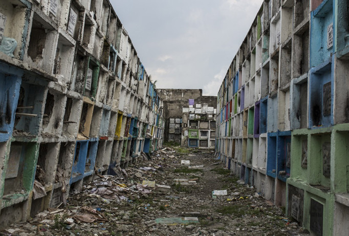 Hai dãy mộ hộp trong nghĩa trang Pasay. Ảnh: SCMP.