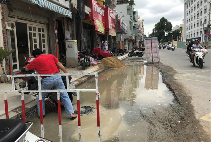 Đường Phạm Ngũ Lão (quận Gò Vấp) biến thành ao chứa nước dù trời không mưa. Ảnh Việt Văn.