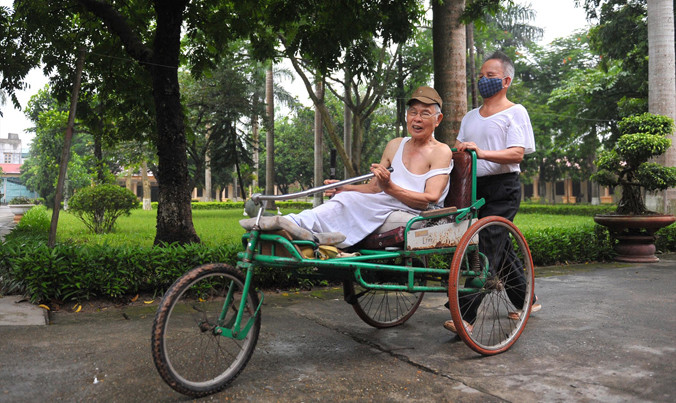Đến Trung tâm Điều dưỡng thương bệnh binh Duy Tiên dễ gặp hình ảnh các thương binh sát cánh bên nhau, cùng rèn luyện sức khỏe. Ảnh: Xuân Tùng.