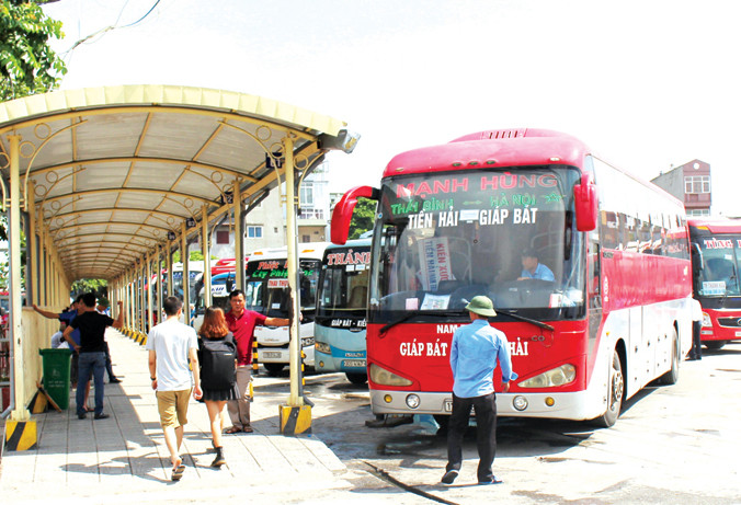 Cùng với sắp xếp luồng tuyến khoa học, Cty CP Bến xe Hà Nội còn đầu tư, bố trí hành lang có mái che tại các bến cho khách đi lại. Ảnh: Anh Trọng.