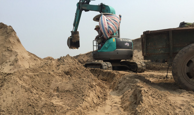 Kinh doanh cát trên bờ sông Hồng.