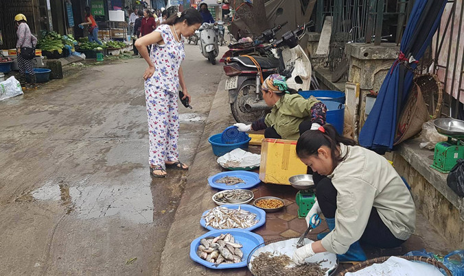 Dù miễn phí thuê ki ốt nhưng nhiều người vẫn bán rong, vẫn bán ở các chợ cóc.