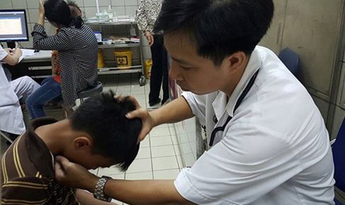 Bác sĩ khám cho trẻ bị viêm đường hô hấp.