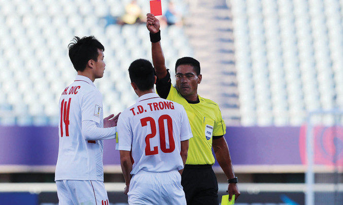 Chiếc thẻ đỏ không đáng có của Đình Trọng. Ảnh: VSI.