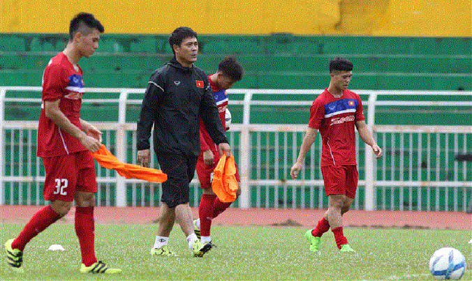 HLV Hữu Thắng không có trong ta.y những trung phong có khả năng ghi bàn tốt. Ảnh: VSI.