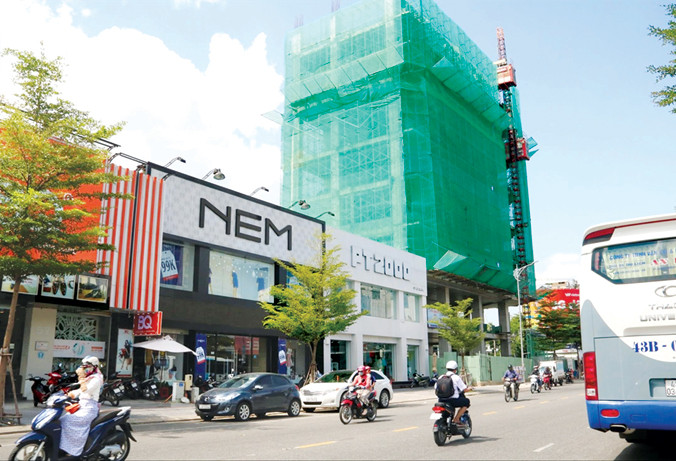 Khu đất 57 Lê Duẩn nằm ở vị trí đắc địa đã được đầu tư xây dựng khách sạn cao tầng, bên cạnh là những cửa hàng thời trang sầm uất. Ảnh: PV.