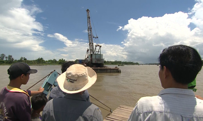 Người dân dùng tàu ra khu vực nơi xà lan đang khai thác cát để phản đối.