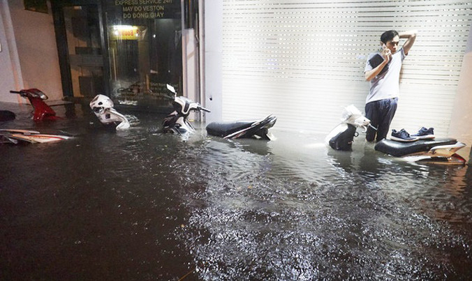 Xe để trên vỉa hè phố Tạ Hiện bị ngập sâu. Ảnh: Hữu Nghị.