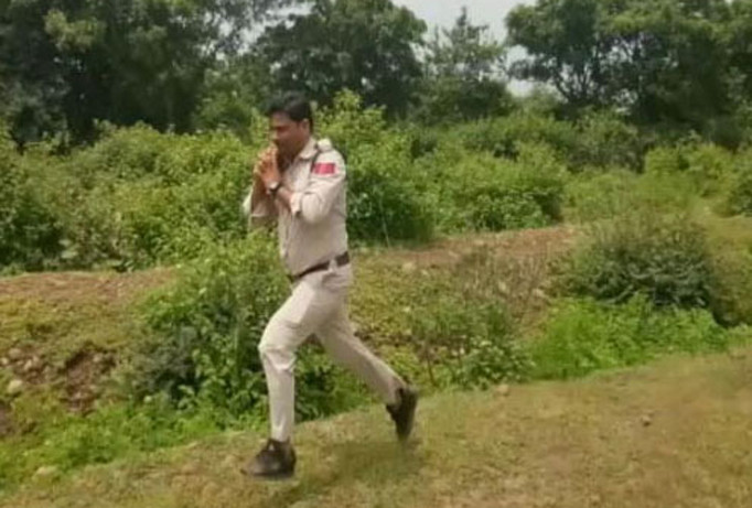 Anh Abhishek Patel vác bom chạy nhanh ra khỏi trường học. Ảnh: Telegraph.