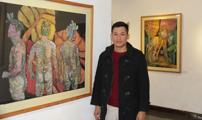 Họa sĩ Dương Xuân Quyền tại triển lãm cá nhân đầu tiên Yêu người cùng giới. Ảnh: N.M.Hà.