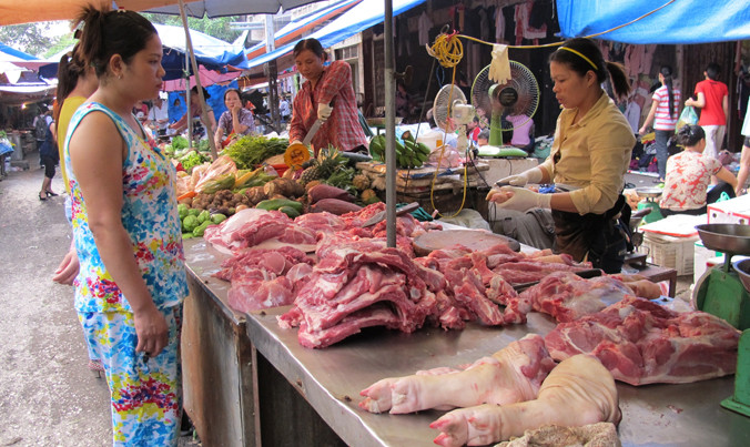Cả người nuôi và người tiêu dùng vẫn bị khâu trung gian “móc túi”.