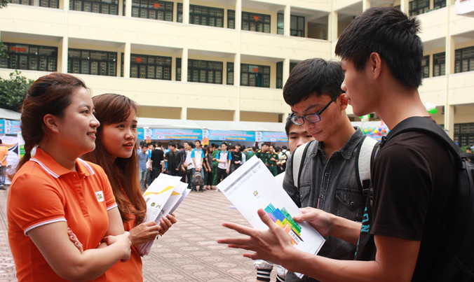 Nhân viên Công ty CP Viễn thông FPT đang hướng dẫn các bạn sinh viên làm hồ sơ tuyển dụng với 5 vị trí: Hỗ trợ kỹ thuật, Kỹ thuật viên viễn thông, Thực tập sinh mạng ngoại vi, Kỹ sư hạ tầng viễn thông, Kỹ sư nghiên cứu phát triển mạng.