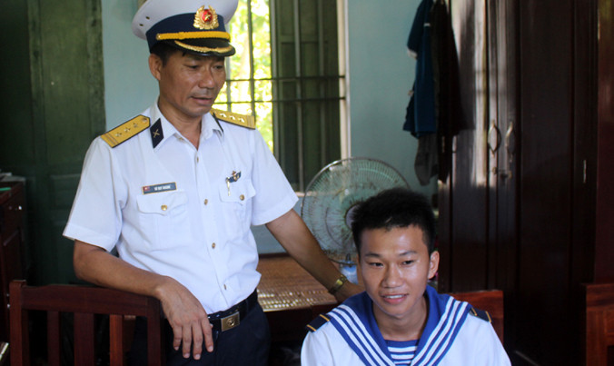 Thượng tá Vũ Duy Khánh và binh nhất Vũ Duy Anh trên đảo Sơn Ca, trước khi cha con chia tay nhau.