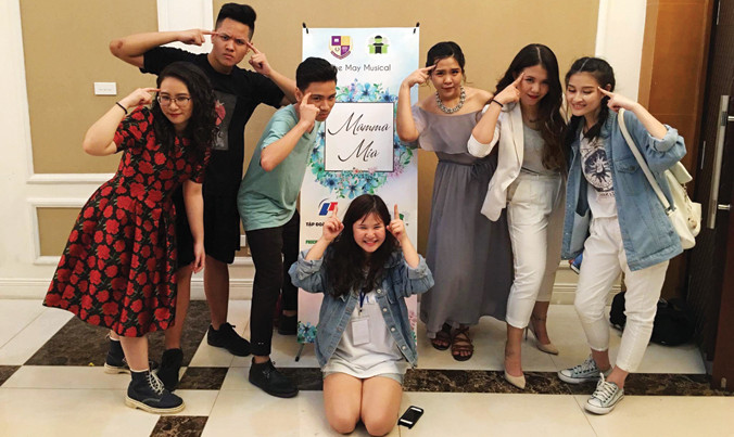 Đạo diễn Lê Diệu My (thứ ba từ phải sang) và nhóm diễn viên chính.