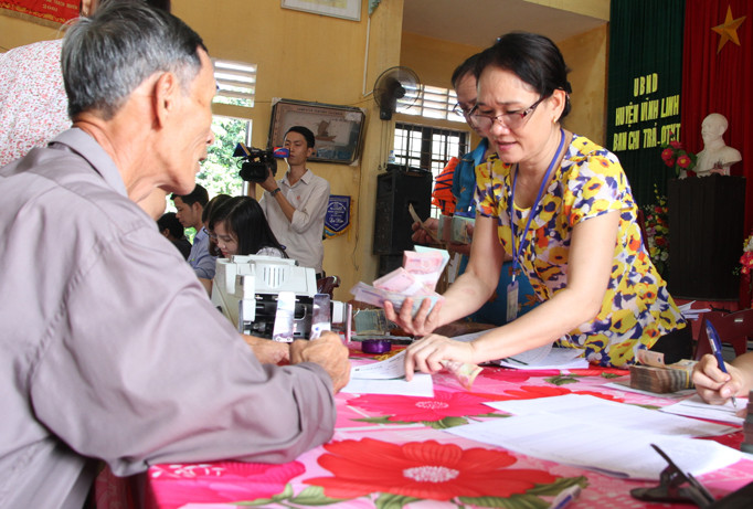 Chi trả tiền bồi thường thiệt hại do sự cố môi trường biển tại xã Vĩnh Thạch (Vĩnh Linh, Quảng Trị).