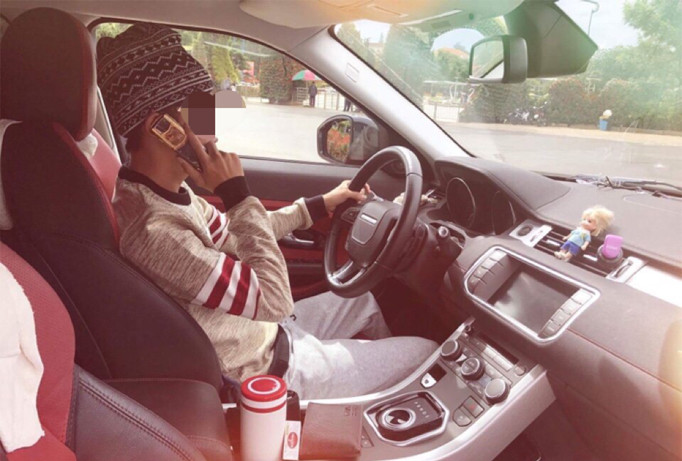 Để các cô gái trẻ sập bẫy, các quý tử dởm trang bị cho mình bề ngoài hào hoa, phong nhã.