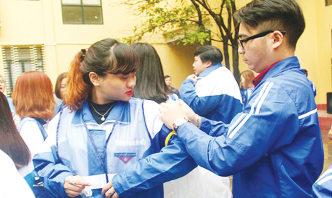 Các thành viên Đội hình Camera 360 trẻ chuẩn bị hành trang “tác nghiệp”. Ảnh: Tiến Vũ.