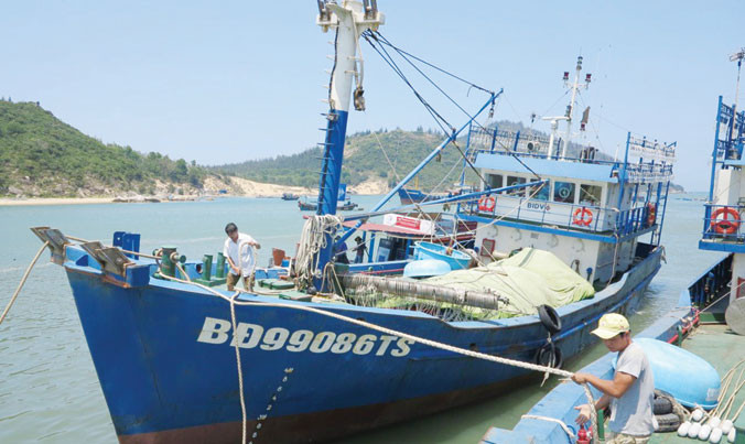 Nhiều ngư dân điêu đứng vì tàu vỏ thép tiền tỷ hư hỏng, nằm bờ. Ảnh: Minh Hoàng.