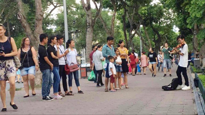 Không có chuyện quát nạt cậu bé kéo đàn