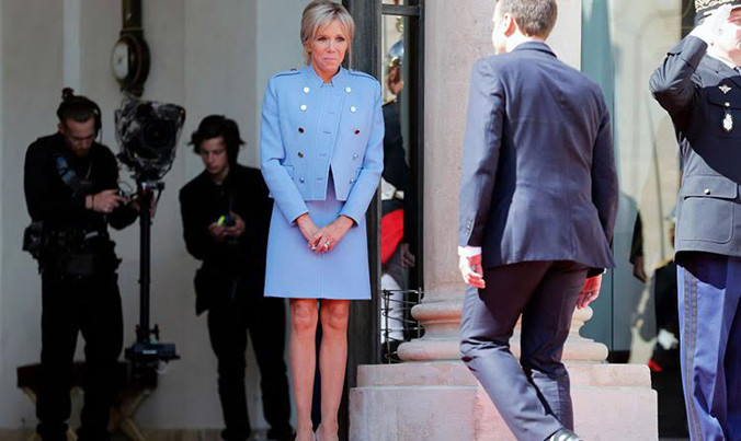 Đệ nhất phu nhân Pháp diện váy ngắn