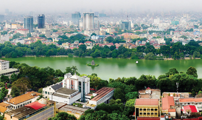 Vòng quanh Hồ Gươm là hàng cây xanh mát. Ảnh: Hồng Vĩnh.