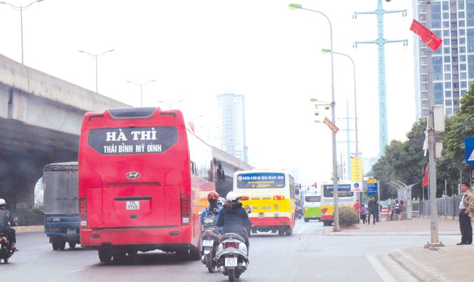 Xe khách Hà Nội - Thái Bình đi xuyên tâm đón khách gần bến xe Mỹ Đình.