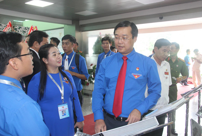 Bí thư thứ nhất T.Ư Đoàn Lê Quốc Phong trao đổi với các đại biểu bên hành lang đại hội. Ảnh: M.T.