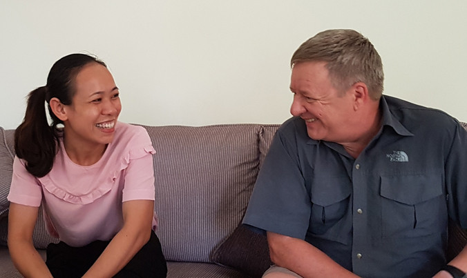 Ông Howard Limbert trao đổi qua người phiên dịch.