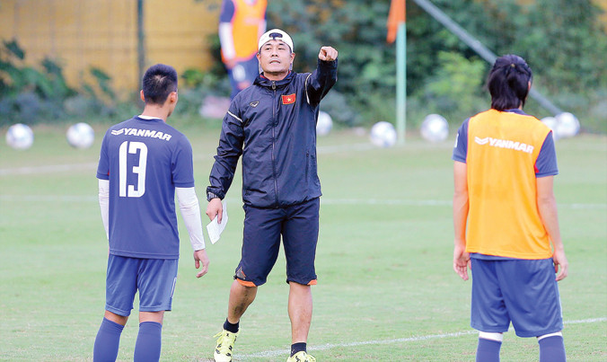 Thày trò HLV Hữu Thắng tích cực luyện tập chuẩn bị cho vòng loại U23 châu Á và SEA Games 29 sắp tới. Ảnh: VSI.