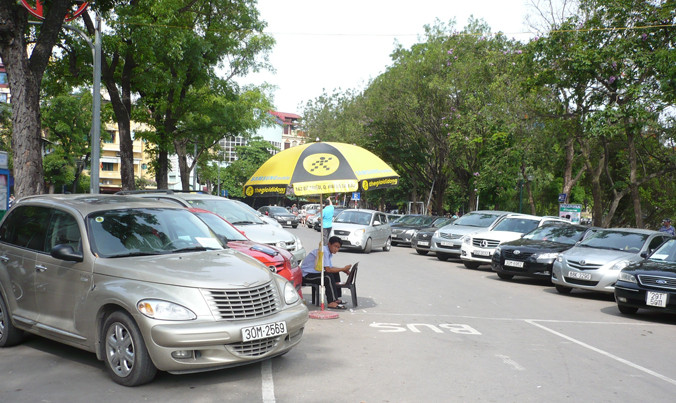 Điểm đỗ xe trên đường tại bờ hồ Hoàn Kiếm. Ảnh: Anh Trọng.