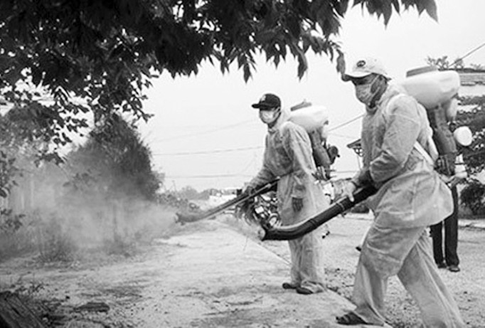 Phun hóa chất diệt muỗi.