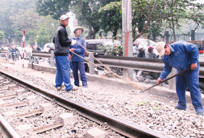 Qua hơn 120 năm phát triển, công nhân đường sắt vẫn lao động thủ công mệt nhọc và thu nhập thụt lùi soi với các ngành nghề khác. Ảnh: Sỹ Lực.