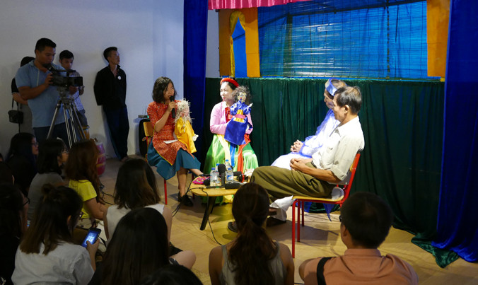 Lê Giang (cầm micro) trong buổi đối thoại với các nghệ nhân rối cạn đến từ Bảo Hà (Hải Phòng)​. Ảnh: Lê Đỗ.