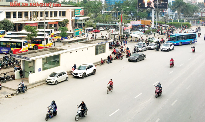 Sau điều chuyển, khu vực trước bến xe Mỹ Ðình đã thông thoáng và không còn xe khách chạy xuyên tâm về phía Nam.