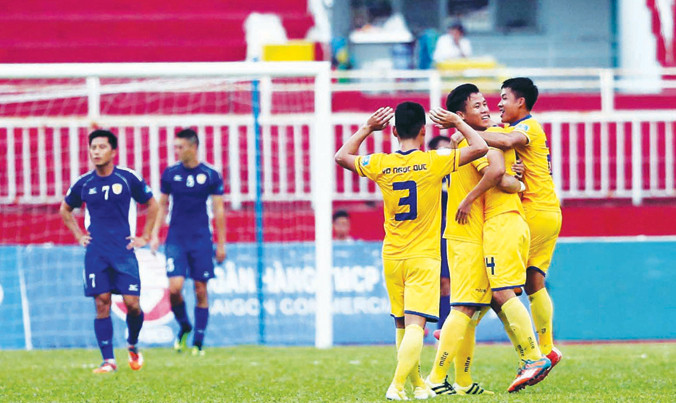 Không nhiều khán giả tới sân chứng kiến đội khách SLNA quật ngã chủ nhà Tp Hồ Chí Minh tới 4 bàn thắng. Ảnh: VSI.