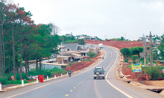 Đường Hồ Chí Minh hoàn thành, sử dụng từ 2006 đến nay vẫn nợ tiền XDCB. Ảnh: Sỹ Lực.