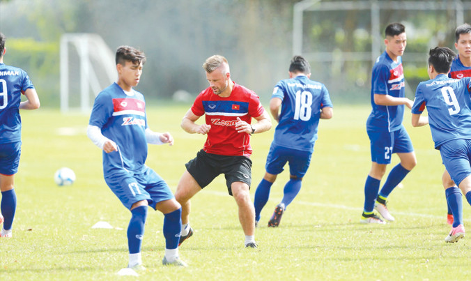 HLV Hữu Thắng sẽ có cơ hội thử nghiệm các vị trí khi tiếp đón U22 Timor Leste tối nay. Ảnh: VSI.